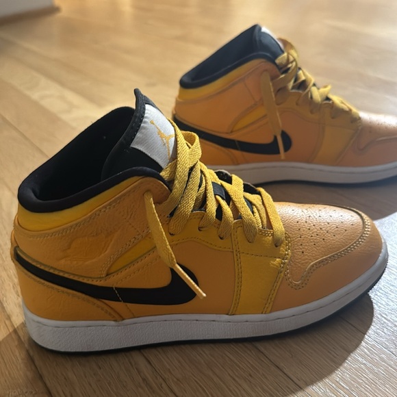 Jordan 1Mid - Picture 8 of 8